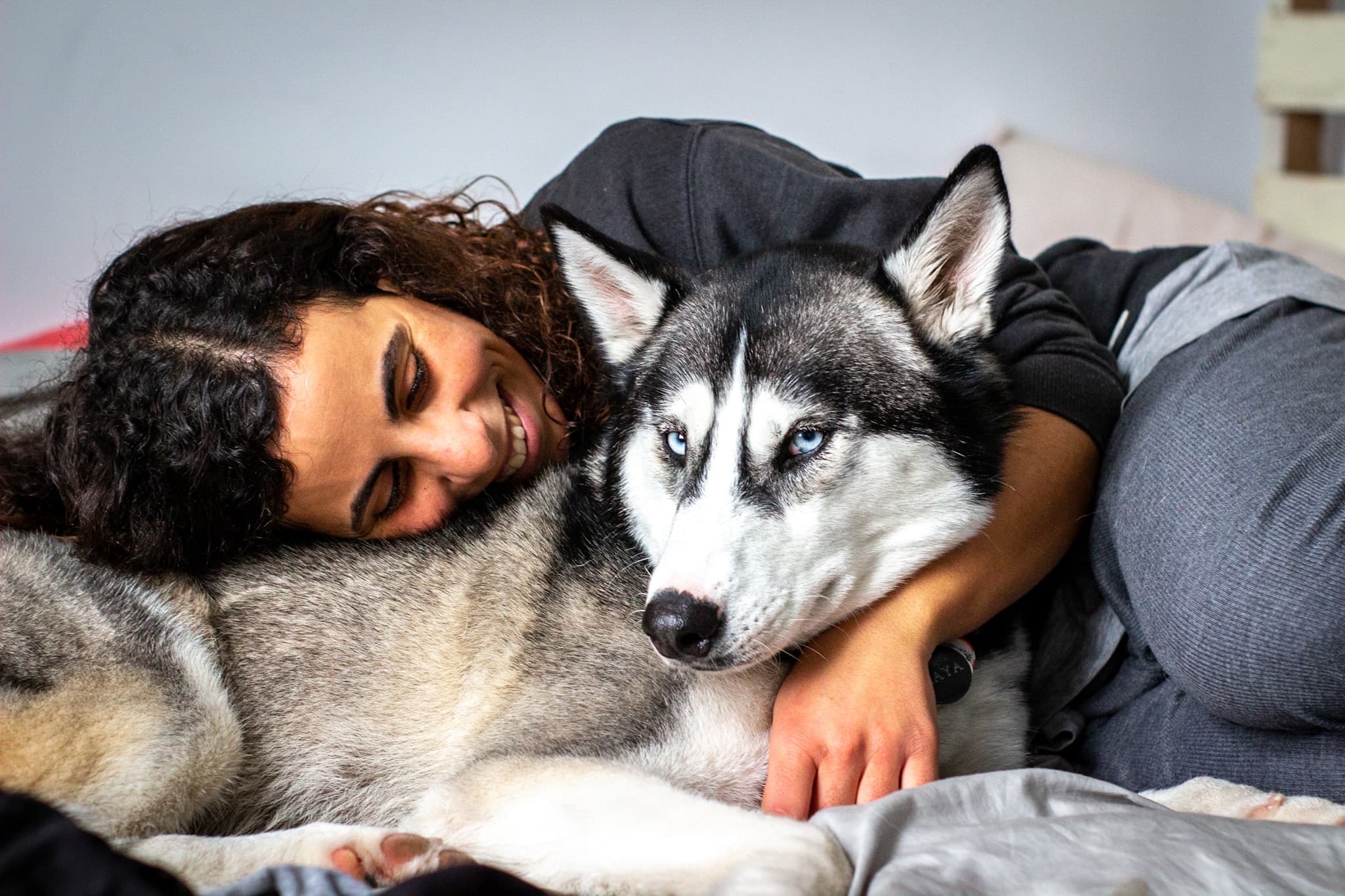 Une des fondatrices de Dogcook blottie contre sa chienne
